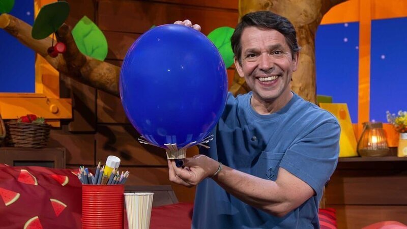Juri zeigt, wie du aus einem Luftballon und einem Becher einen Heißluftballon basteln kannst. © KiKA – Honorarfreie Verwendung gemäß AGB im redaktionellen Zusammenhang mit genannter Sendung bei Nennung „Bild: KiKA“ Einschließlich Social Media© KiKA – Honorarfreie Verwendung gemäß AGB im redaktionellen Zusammenhang mit genannter Sendung bei Nennung „Bild: KiKA“ Einschließlich Social Media – Bild: KiKA