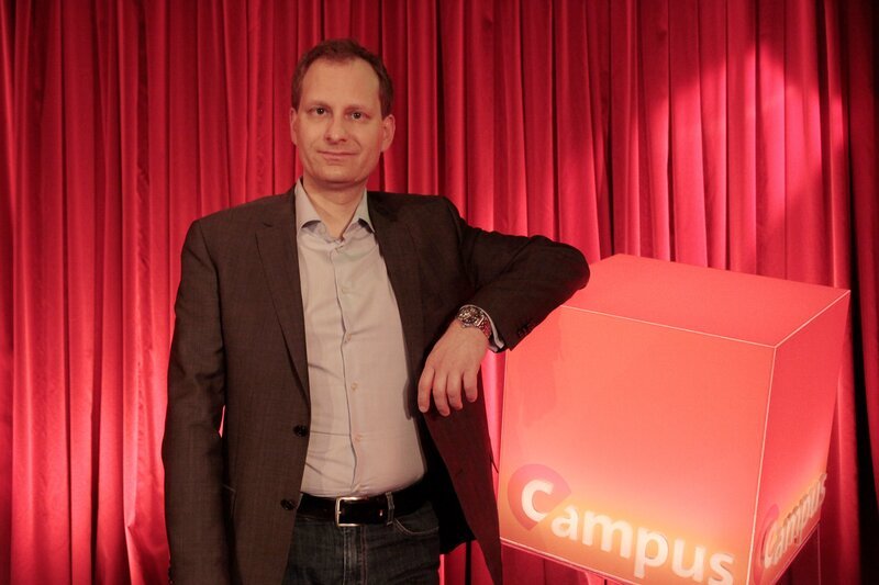 Der Literatur- und Filmwissenschaftler Keyvan Sarkhosh vom Max-Planck-Institut für empirische Ästhetik in Frankfurt am Main verrät den Zuschauern, warum gerade kluge Menschen gerne schlechte Filme anschauen. – Bild: BR /​ BR