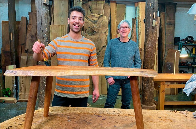 Moderator Ramon Babazadeh (li.) mit Holzdesigner Peter Hook (re.) in der Holzwerkstatt. – Bild: SWR