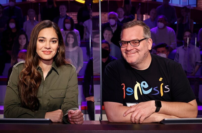 Rateteam-Kapitä Elton (r.) mit der Schauspielerin Nilam Farooq (l.). – Bild: ARD/​Morris Mac Matzen
