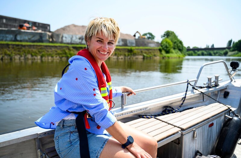 Sabine Heinrich die Weser in Minden vom Wasser aus und nimmt Kurs auf Petershagen. – Bild: WDR/​Julia Feldhagen