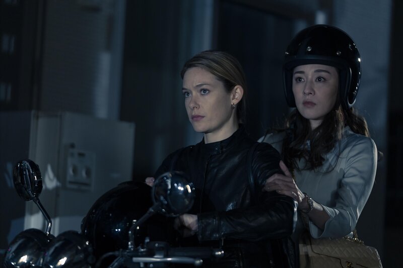 Samantha (Rachel Keller, l.); Misaki (Ayumi Ito, r.) – Bild: 2024 Tokyo Rock, LLC All Rights Reserved /​ Kumiko Tsuchiya Lizenzbild frei