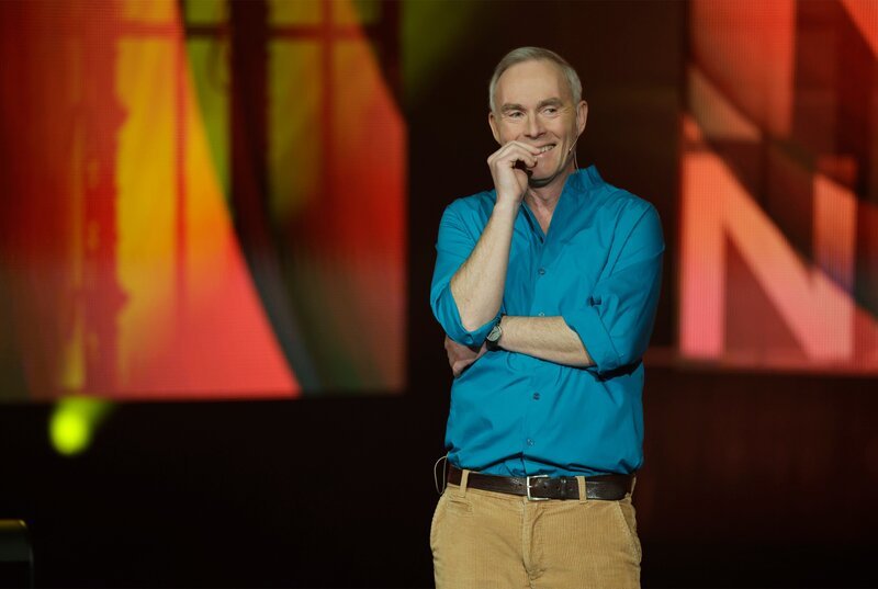 Kabarettist Johann König mit seinem Programm „Wer Pläne macht wird ausgelacht“. – Bild: WDR/​Thomas Brill