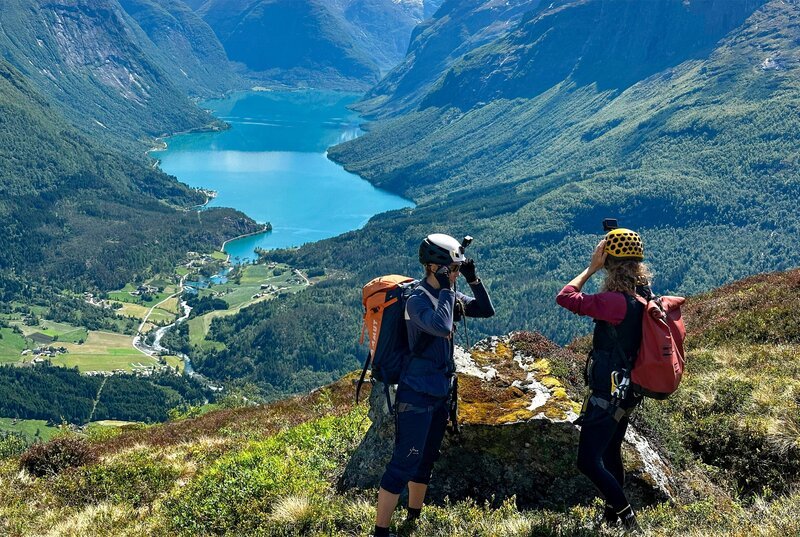 Auf dem Hoven-Berg schießt der Adrenalinspiegel in die Höhe. Kletter, Wingsuit und Drahtseile stellen die Besuchenden auf die Probe. Belohnt werden sie mit einem wunderschönen Blick ins Tal – Bild: NDR Auf dem Hoven-Berg schießt der Adrenalinspiegel in die Höhe. Kletter, Wingsuit und Drahtseile stellen die Besuchenden auf die Probe. Belohnt werden sie mit einem wunderschönen Blick ins Tal – Bild: NDR