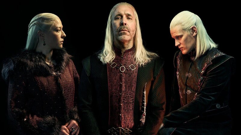 L-R: Paddy Considine as King Viserys I Targaryen, Emma D’Arcy as Princess Rhaenyra Targaryen, and Matt Smith as Prince Daemon Targaryen. – Bild: HBO