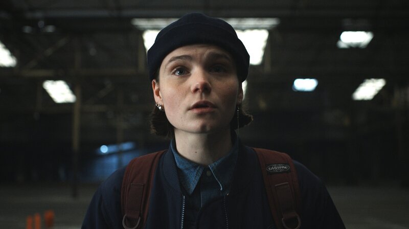 Zoé (Zoé Héran) wird von jemandem zur Rede gestellt. – Bild: WDR/​SILEX FILMS – PICTANOVO
