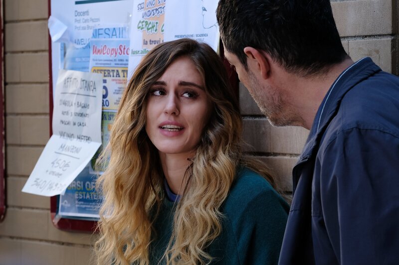 Martina (Zoe Tavarelli) ist voller Trauer und schüttet Valerio (Alessandro Gassmann) ihr Herz aus. – Bild: Rai Radiotelevisione Italiana – /​ ZDF und Rai Radiotelevisione Italiana – Publispei