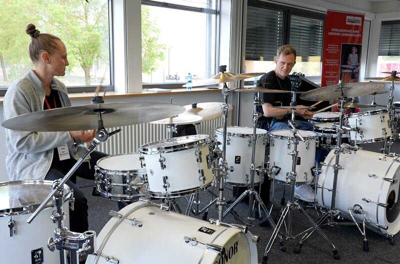 Bekannte Schlagzeuger wie Jost Nickel, der als Drummer von Jan Delays Band Disko No. 1 bekannt wurden, geben Workshops in den Räumen des Kulturzentrums in Ingelheim. – Bild: SWR