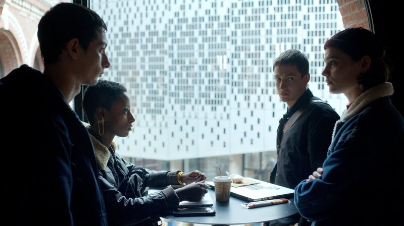 v.l.n.r. Lux (Théo Fernandez), Sasha (Julie Sarah Foulon), Oscar (Elias Hauter) und Zoé (Zoé Héran) wurden gehackt. – Bild: WDR/​SILEX FILMS – PICTANOVO