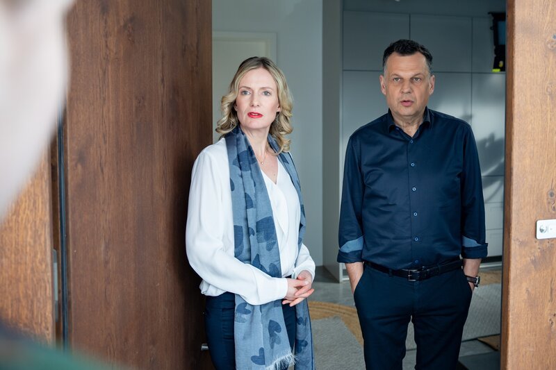 Hatte das Ehepaar Siepert (Simone Ascher, l., Gerhard Wittmann, r.) etwas mit der toten Rebecca Lang zu tun? – Bild: Leonine, Thomas Neumeier