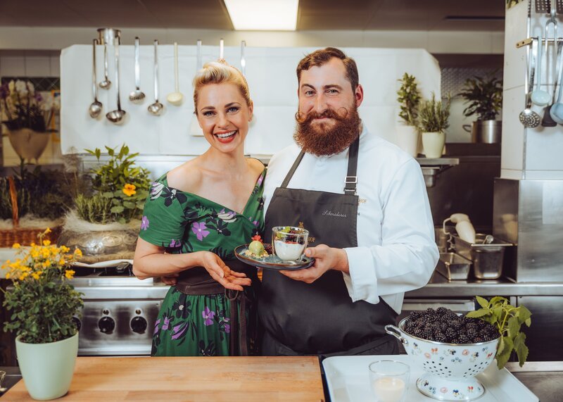 Silvia Schneider, Lukas Schmiderer („Pochierte Creme vom Bio-Schafstopfen mit eingemachten Brombeeren, Hafer-Haselnussstreusel und Sauerklee“). – Bild: ORF/Lura Media/Simeon Baker Silvia Schneider, Lukas Schmiderer („Pochierte Creme vom Bio-Schafstopfen mit eingemachten Brombeeren, Hafer-Haselnussstreusel und Sauerklee“). – Bild: ORF/Lura Media/Simeon Baker