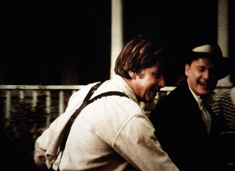 Anfangs freut sich John (Ralph Waite, l.) sehr über den Besuch von Tip Harrison (James Antonio, r.), einem alten Kriegskameraden … – Bild: Sat.1 Gold