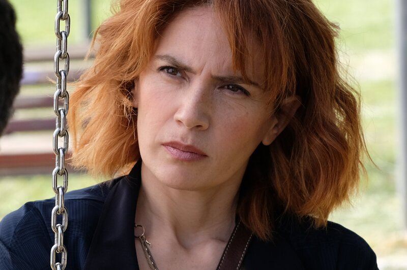 Sara (Maya Sansa, r.) ist besorgt über Valerios (Alessandro Gassmann, l.) Pläne. – Bild: Rai Radiotelevisione Italiana /​ ZDF und Rai Radiotelevisione Italiana – Publispei
