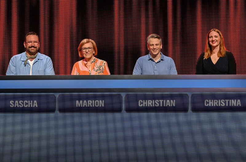 Die Kandidat:innen (v.l.n.r.): Sascha Dillenkofer, Marion Krieger, Christian Albrecht Barschel, Christina Schmitz. – Bild: ARD/​Uwe Ernst