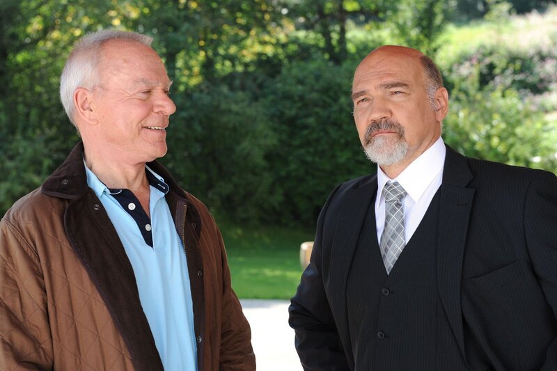 ARD STURM DER LIEBE FOLGE 1644, am Dienstag (06.11.12) um 15:10 Uhr im ERSTEN. Werner (Dirk Galuba, l.) triumphiert über Grosswihler (Christoph Wettstein, r.) nach dessen gescheiterten Verhandlungen. – Bild: ARD/​Ann Paur