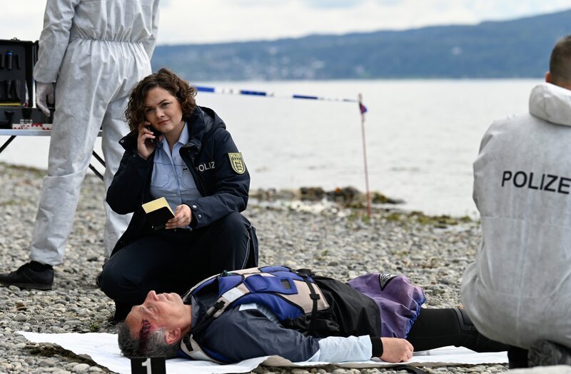 Julia Demmler (Wendy Güntensperger, 2.v.l.) informiert Nele vom Tatort über Alinas Leichenfund. – Bild: ORF/​Bavaria/​ARD/​SWR/​Laurent Trümper