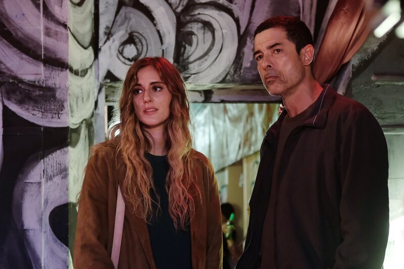 Martina (Zoe Tavarelli) und Valerio (Alessandro Gassmann) treffen sich in dem Kulturzentrum, das Martina auch oft mit Ettore besucht hat. – Bild: Rai Radiotelevisione Italiana – ZDF und Rai Radiotelevisione Italiana – Publispei