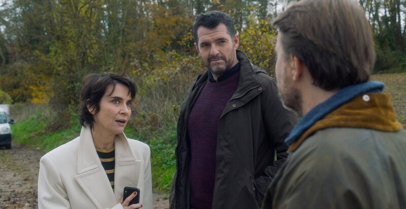Hinter, v.li.: Charly Fleury (Géraldine Pailhas), Martial Toussaint (Arnaud Ducret). – Bild: ORF/​Vuelta Entertainment/​Les Films du Cap/​MM Films/​Orange Studio