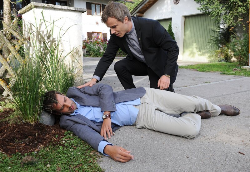 ARD STURM DER LIEBE FOLGE 1650, Nils (Florian Stadler, l.) ist bewusstlos, nachdem Martin (David Paryla, r.) ihn aus Notwehr zu Boden gestoßen hat. – Bild: ARD/​Ann Paur