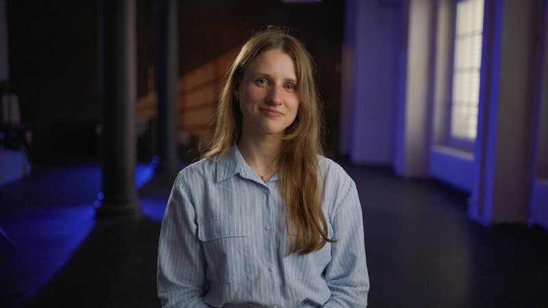 Lea Schneider kam bereits als Kind mit Pornografie in Kontakt und berichtet heute offen über die belastenden Folgen dieser frühen Erfahrungen. – Bild: Fritz Fechner /​ BR /​ Spiegel TV GmbH