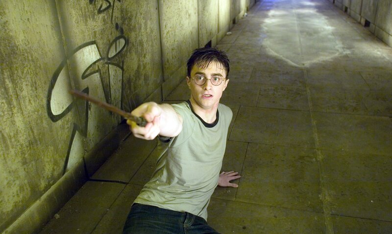 Harry (Daniel Radcliffe) Albträume scheinen unheimliche Ereignisse anzukündigen. Doch das Schlimme ist: Professor Dumbledore, dessen Beistand er am nötigsten braucht, verhält sich plötzlich seltsam abweisend – was den jungen Zauberer nur noch mehr verwirrt und verletzt … – Bild: ORF/​Warner Bros. Pictures