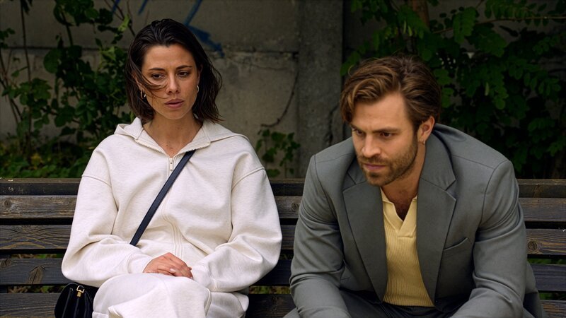 Als Matilda (Anna-Katharina Fecher) durch Julian (Onno Buß) von Nihats Betrug erfährt, fragt sie sich, wie es so weit kommen konnte. – Bild: RTL /​ Arschbombe