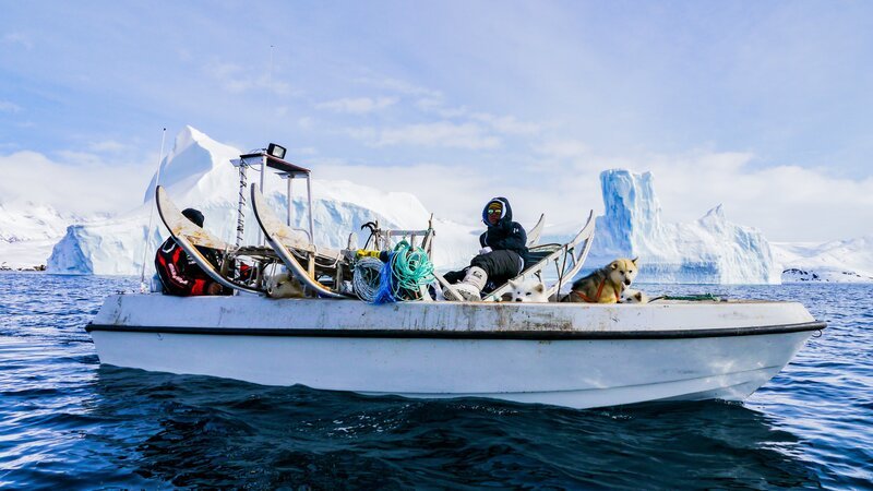 Zwei Inuit mit ihren Grönlandhunden auf dem Weg zur Robbenjagd. – Bild: Terra Mater /​ Lena Weiss