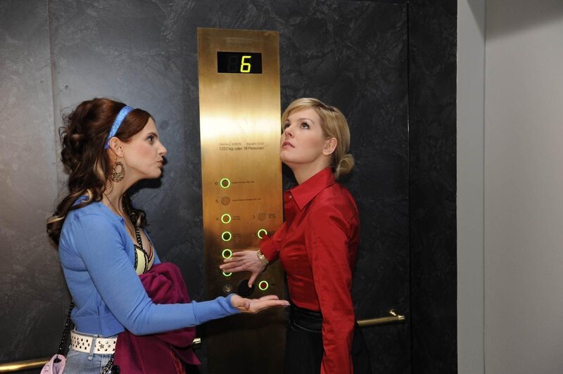 Manu (Marie Zielcke, l.) versucht Alexandra (Ivonne Schönherr, r.) davon zu überzeugen, Mark noch eine Chance zu geben – wovon die allerdings nichts wissen will … – Bild: Christoph Assmann