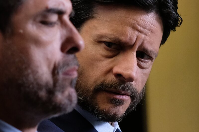 Rückblick: Valerio (Alessandro Gassmann, l.) und Gianni (Andrea Sartoretti, r.) warten auf ihre Aussage vor dem Ermittlungsrichter. – Bild: Rai Radiotelevisione Italiana – /​ ZDF und Rai Radiotelevisione Ita /​ Publispei