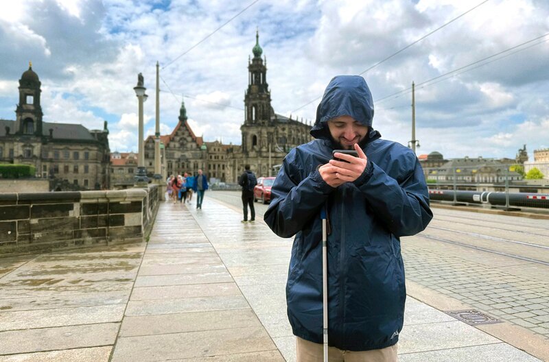MDR FERNSEHEN BLIND VOR MUT – EIN HISTORISCHER ROADTRIP, am Donnerstag (15.10.26) um 22:10 Uhr. Timur Turga ist Comedian, fast blind und viel unterwegs – meist zwischen Bühne, Zug und Hotel. Inspiriert vom blinden Weltreisenden James Holman begibt er sich auf einen Roadtrip durch Mitteldeutschland: in die Sächsische Schweiz, nach Dresden und in den Harz. Zwischen Klettern, Stadtgeräuschen und historischen KI-Bildern fragt der Film, was Reisen bedeutet, wenn man die Welt nicht sehen, aber umso intensiver erleben kann. Timur Turga – Bild: MDR/​miamedia/​Moritz Kabus