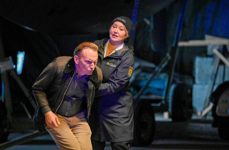 Nele Fehrenbach (Floriane Daniel, r.) nimmt Konrad Döring (Christoph Glaubacker, l.) vorläufig fest. – Bild: ORF/​Bavaria/​ARD/​SWR/​Laurent Trümper