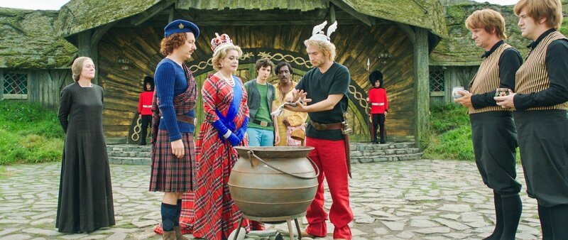 Guillaume Gallien (Teefax), Catherine Deneuve (Cordelia, Königin von England), Edouard Baer (Asterix). – Bild: ORF/​LEONINE Studios