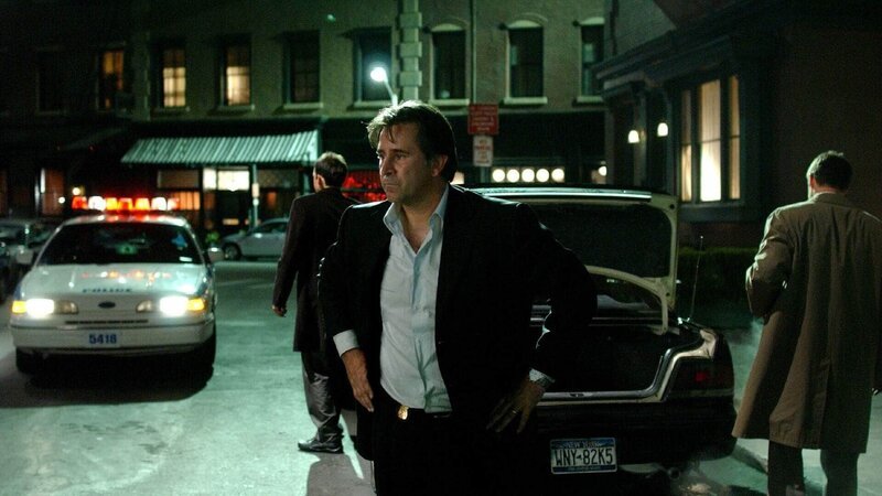 Eine Mutter aus einem Vorort verschwindet am helllichten Tag. Das erinnert Jack (Anthony LaPaglia) und sein Team an einen früheren Fall, bei dem das Opfer nicht gerettet werden konnte. Graham Spalding kopiert den Fall, um Jack zu verhöhnen und sich zu rächen. – Bild: Warner Bros. Entertainment, Inc.