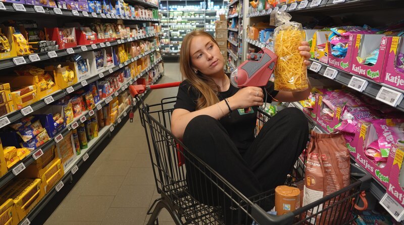 Reporterin Malina Homann arbeitet 7 Tage in einem Supermarkt in Fulda mit: An der Kasse, im Lager und sogar hinter der Fleischtheke. Sie erlebt die Welt hinter den Regalen, die den Kunden normalerweise verborgen bleibt. – Bild: HR