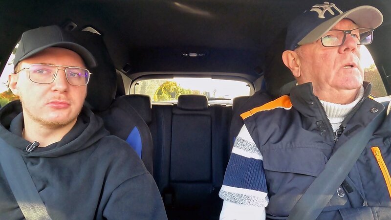 Jonas (li.) übt mit Lothar für seinen Führerschein, um seine Prüfungsangst zu überwinden. Sie fahren eine spezielle Strecke ab, um alle wichtigen Punkte zu beachten, während Jonas auch sein Theoriewissen vertieft. – Bild: RTLZWEI
