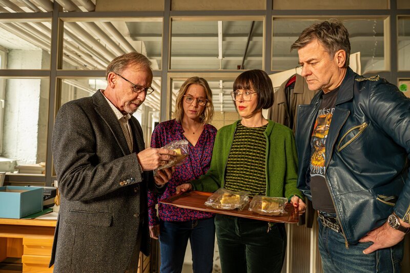 Die neue kommissarische Leiterin Dr. Linda Hösl (Eva Karl Faltermeier, 2.v.r.) bringt ihren Mitarbeitern Ludwig Schaller (Alexander Held, l.), Angelika Flierl (Bernadette Heerwagen, 2.v.l.) und Harald Neuhauser (Marcus Mittermeier, r.) Kuchen ins Büro. Könnte sie doch netter sein als anfangs angenommen? – Bild: ORF/​ZDF/​Susanne Bernhard