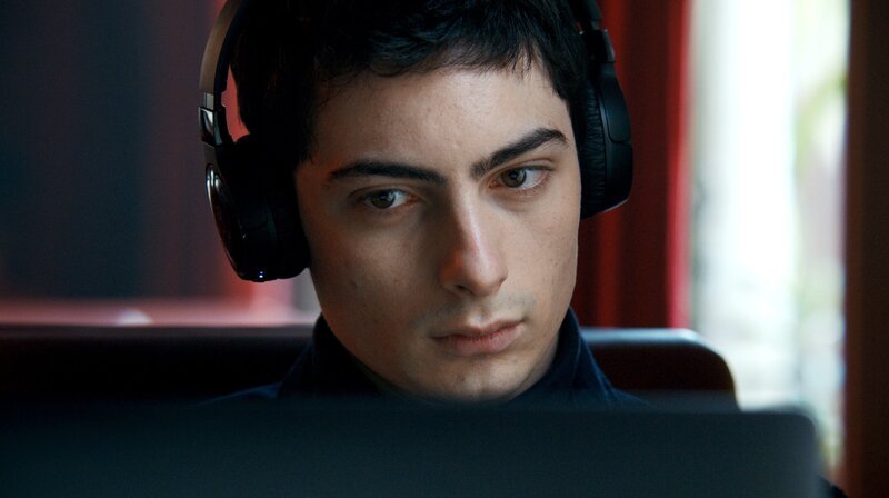 Lux (Théo Fernandez) verfällt wieder seinen alten Gewohnheiten. – Bild: WDR/​SILEX FILMS – PICTANOVO