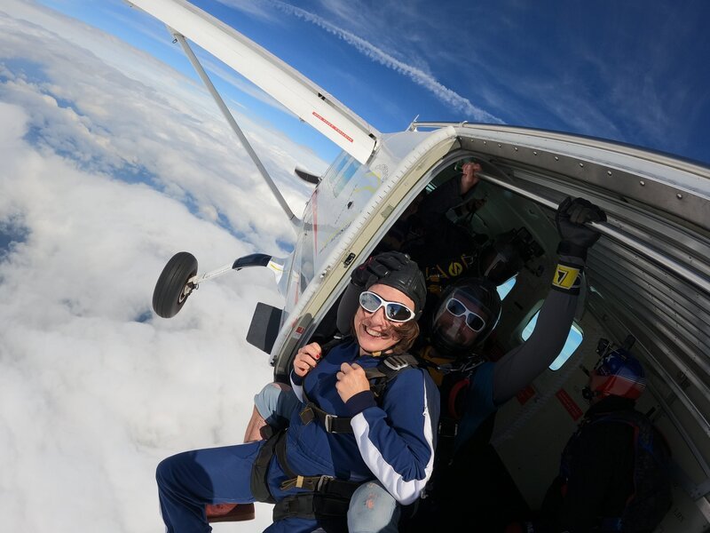 Esther mit Tandem Master Freddie kurz vorm Sprung. – Bild: ORF/Lisa Buchner Esther mit Tandem Master Freddie kurz vorm Sprung. – Bild: ORF/Lisa Buchner