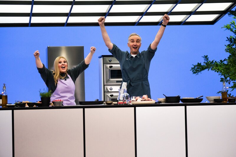 Jan Böhmermann (r.) mit Maite Kelly (l.) in der Sendung „Böhmi brutzelt“ – Bild: ZDF und Lennart Speer