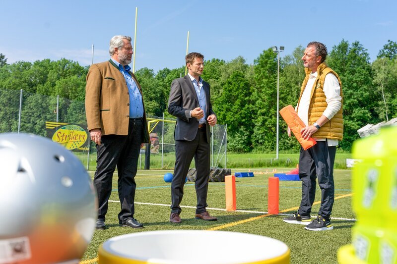 Die Kommissare Stadler (Dieter Fischer, l.) und Hansen (Igor Jeftić, M.) konfrontieren Footballvereinschef Marcel Tews (Stefan Wilkening, r.) mit Informationen zu einem Streit, den er angeblich mit dem Mordopfer hatte. – Bild: ZDF /​ ORF /​ Linda Gschwentner