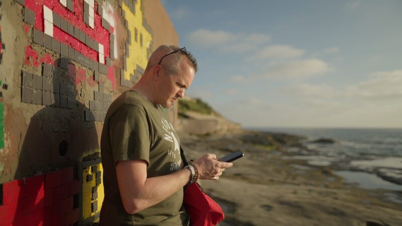 Dylan Avery in San Diego, Kalifornien. Er ist Regisseur der Internet-Doku „Loose Change“, die Mitte der 2000er millionenfach geklickt wurde und verschiedene 9/​11-Verschwörungstheorien behandelt. – Bild: ZDF