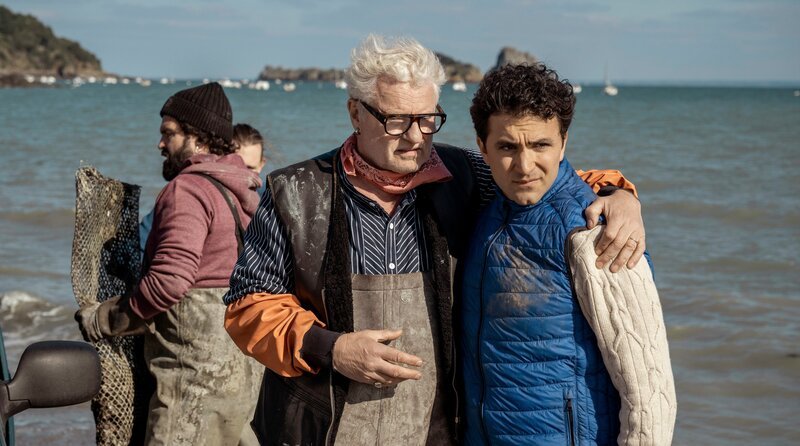 Victor Demur (Filip Peeters) und sein Neffe Alain (David Vormweg, re.) sind nicht einer Meinung. – Bild: ARD Degeto Film/Bantry Bay Productions GmbH/Christine Tamalet Victor Demur (Filip Peeters) und sein Neffe Alain (David Vormweg, re.) sind nicht einer Meinung. – Bild: ARD Degeto Film/Bantry Bay Productions GmbH/Christine Tamalet