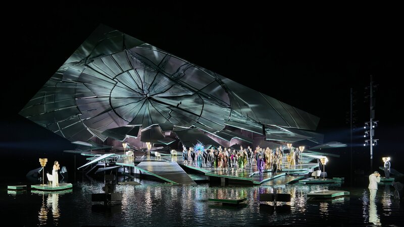 Der ORF überträgt Verdis Meisterwerk live von den Bregenzer Festspielen und bringt das einzigartige Flair der Seebühne direkt ins Wohnzimmer. Für die Bildregie zeichnet Henning Kasten verantwortlich. – Bild: ZDF und ORF/​Bregenzer Festspiele/​Anja Kö