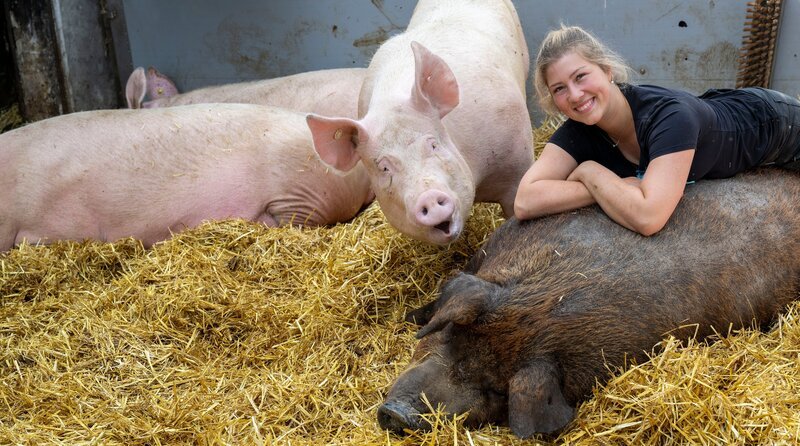 Landwirtin Cindy Vollmer-Halsband befindet sich in einer Zeit des Aufbruchs. Die 27-Jährige möchte ihren eigenen Betrieb aufbauen, auf dem sie ihre Vision einer besonders tiergerechten Landwirtschaft verwirklichen. Cindy ist mit Landwirtschaft aufgewachsen. Beruflich ging sie zunächst Richtung Lehramt. Aber die Sehnsucht nach dem Leben auf dem Hof war schließlich stärker. Heute studiert sie Agrarwirtschaft. Ihre Leidenschaft: Sauen- und Ferkelaufzucht. – Bild: WDR/​Melanie Grande