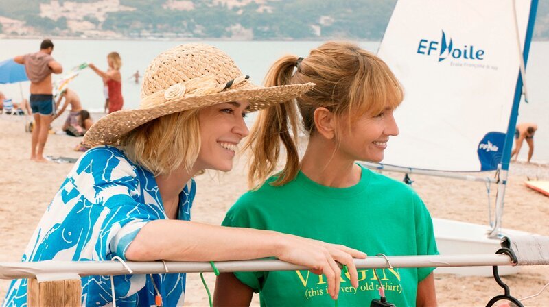 Sonia (Marie-Josée Croze, l.) und Elise (Axelle Laffont, r.). – Bild: WDR/​2018 A Single Man/​Studiocanal/​Nexus Factory/​Umedia/​Le Labo Paris