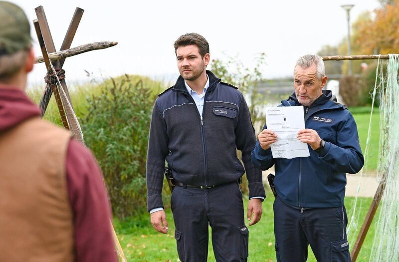 Jakob (Max König, M.) und Paul (Tim Wilde, r.) statten den Wennings (Nico Liersch, l.) mit einem Durchsuchungsbeschluss einen Besuch ab. – Bild: ORF/​Bavaria/​ARD/​SWR/​Laurent Trümper