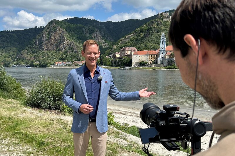 Dreharbeiten mit Moderator Thomas Birgfellner. – Bild: ORF/​ORF Niederösterreich