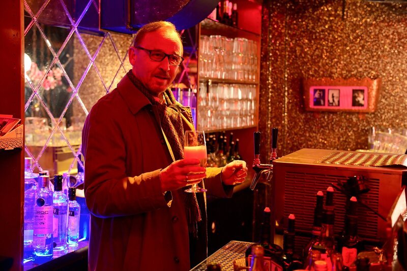 In Patti’s Nachtclub stellen die Kommissare den Abend des Mordes nach. Wie üblich führt Schaller (Alexander Held) die Induktion. – Bild: ORF/​ZDF/​Jürgen Olczyk