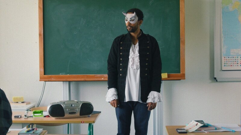 Theo Kröger (Benito Bause) steht als Mephisto verkleidet vor seiner Klasse. Mit großem Einsatz versucht er, die Schüler für sein Musical-Projekt zu begeistern. – Bild: ZDF
