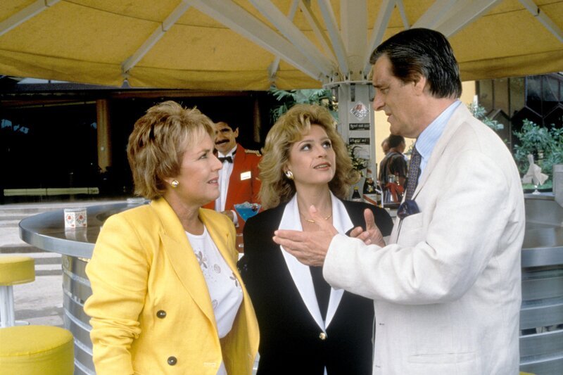 Ein Schloss am Wörthersee, Wirbel im Park’s. Im Bild (v.li.): Monika Dahlberg (Gisela), Julia Kent (Krista), Helmut Fischer (Leo Laxeneder). – Bild: ORF